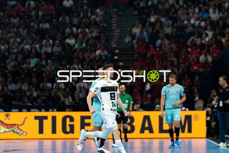 Lukas Zerbe (#24; THW Kiel) läuft in der Handball-Arena