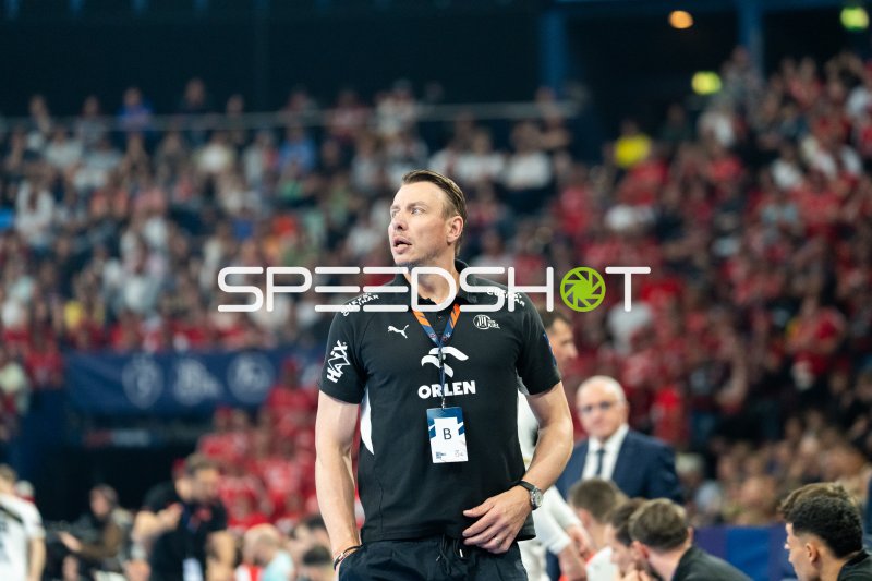 Filip Jicha (Trainer; THW Kiel) beobachtet das Spielgeschehen