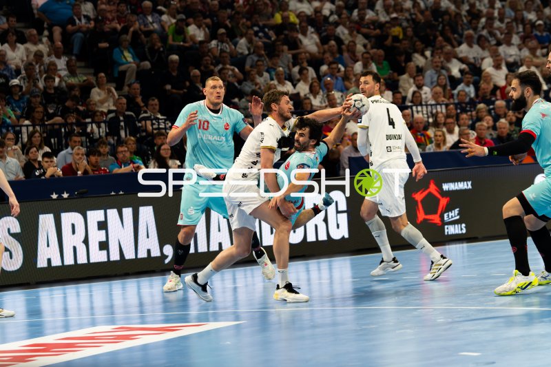 Erik Balenciaga (#6; MT Melsungen) im Zweikampf gegen Domagoj Duvnjak (#4; THW Kiel)