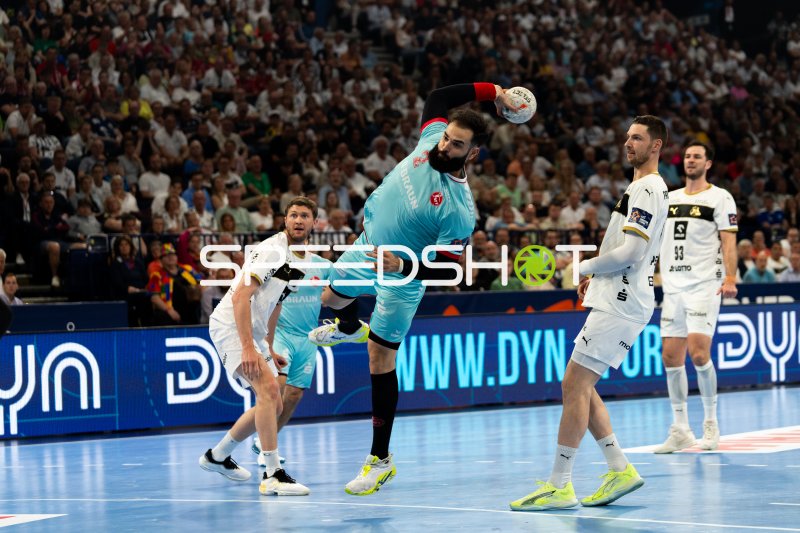 Ruben Marchan (#2; MT Melsungen) beim Wurf gegen THW Kiel