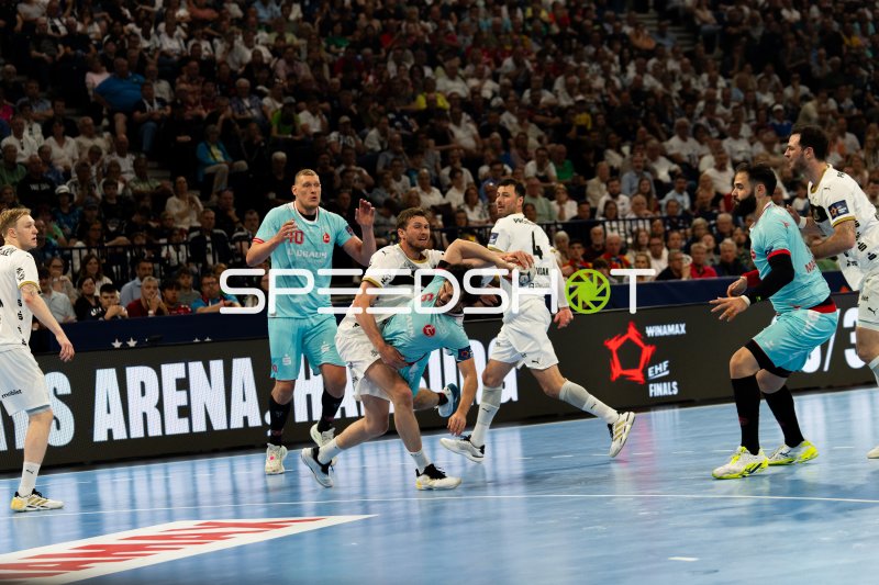 Domagoj Duvnjak (#4; THW Kiel) im Zweikampf gegen MT Melsungen bei EHF Finals