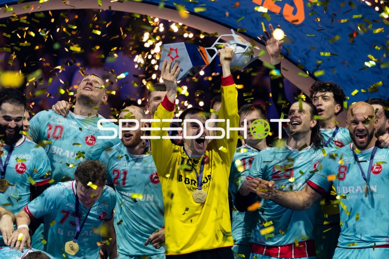 MT Melsungen feiert Titelgewinn – Reynir Stefánsson (#19; MT Melsungen) hebt Pokal