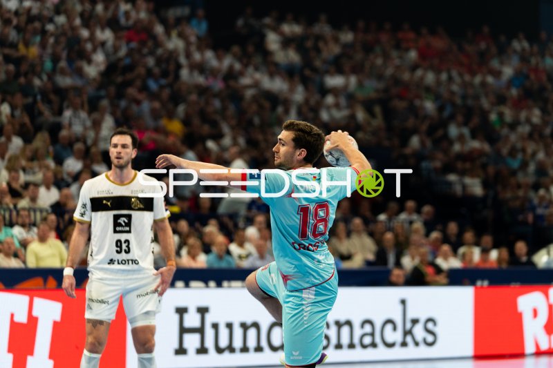 Florian Drosten (#18; MT Melsungen) beim Wurf gegen THW Kiel