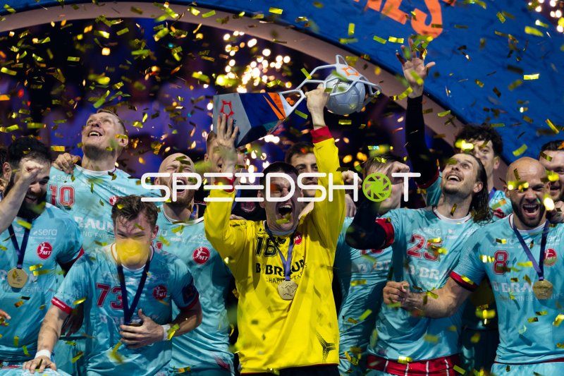 Nebojsa Simic (#16; MT Melsungen) stemmt den Pokal in die Höhe