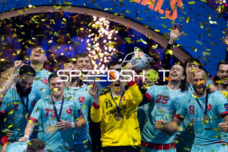 Kristof Palasics (#32; MT Melsungen) stemmt den Pokal bei der Siegerehrung