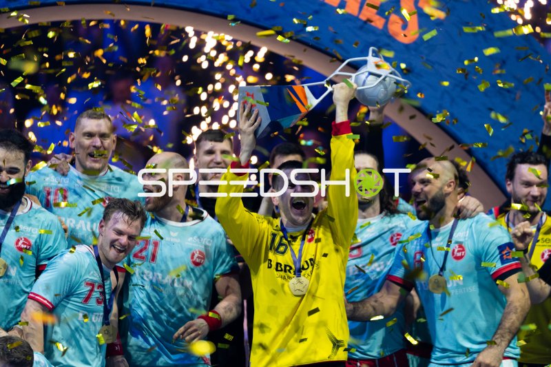 MT Melsungen feiert Titelgewinn – Nebojsa Simic (#16) reckt Pokal in die Höhe