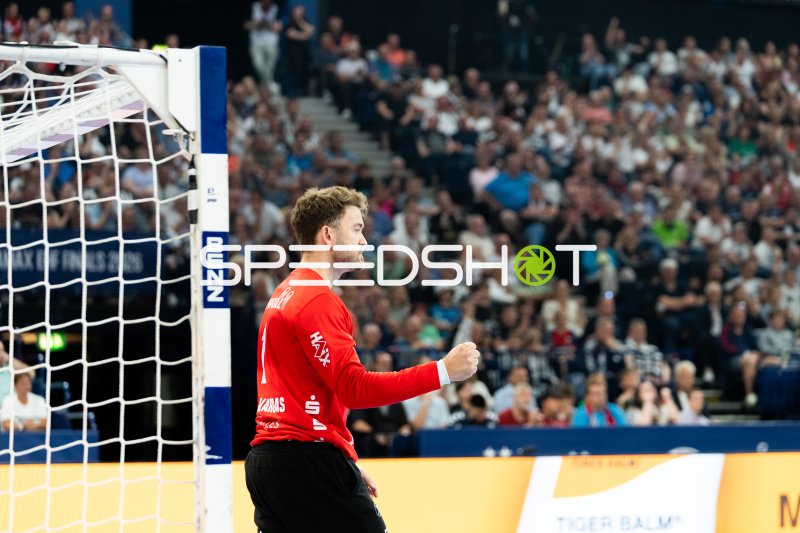 Andreas Wolff (#33; THW Kiel) jubelt vor vollem Haus