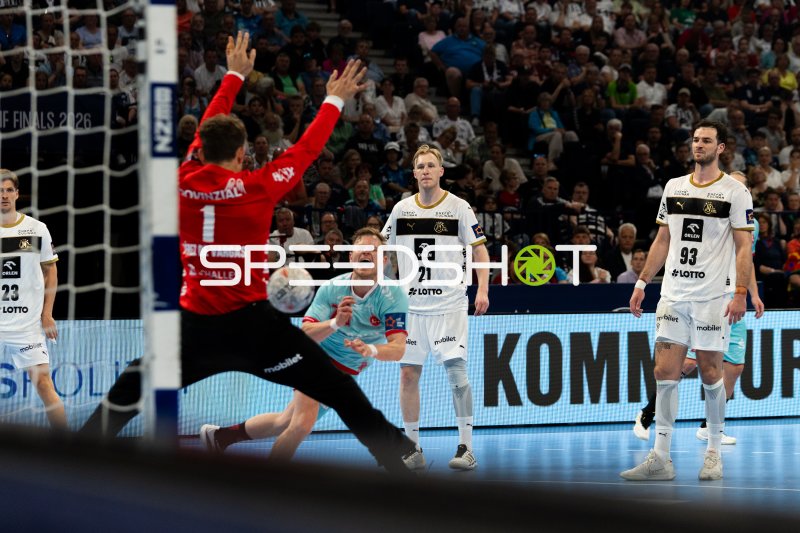 Gonzalo Perez de Vargas (#1; THW Kiel) pariert gegen MT Melsungen