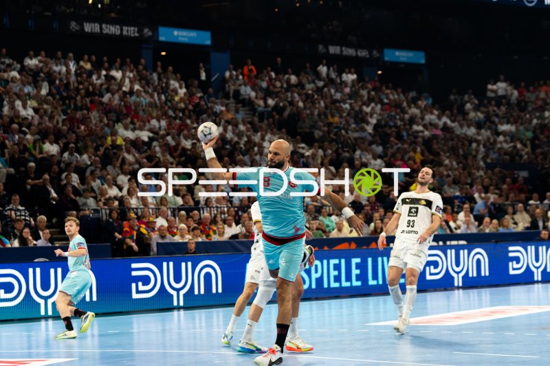 Adrian Sipos (#8; MT Melsungen) beim Wurf gegen THW Kiel