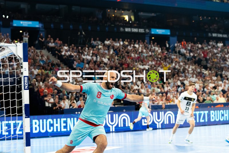 Adrian Sipos (#8; MT Melsungen) bejubelt Torerfolg gegen THW Kiel