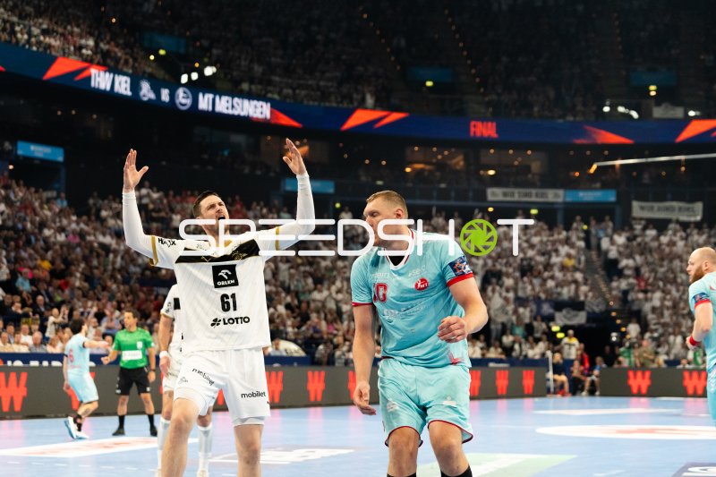 Hendrik Pekeler (#61; THW Kiel) protestiert im Finale gegen MT Melsungen
