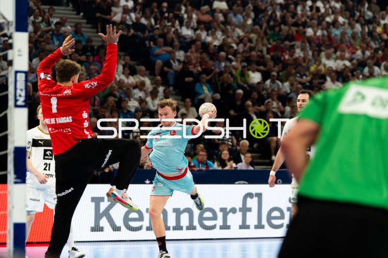 Olle Forsell Schefvert (#25; MT Melsungen) beim Wurf gegen Gonzalo Perez de Vargas (#1; THW Kiel)