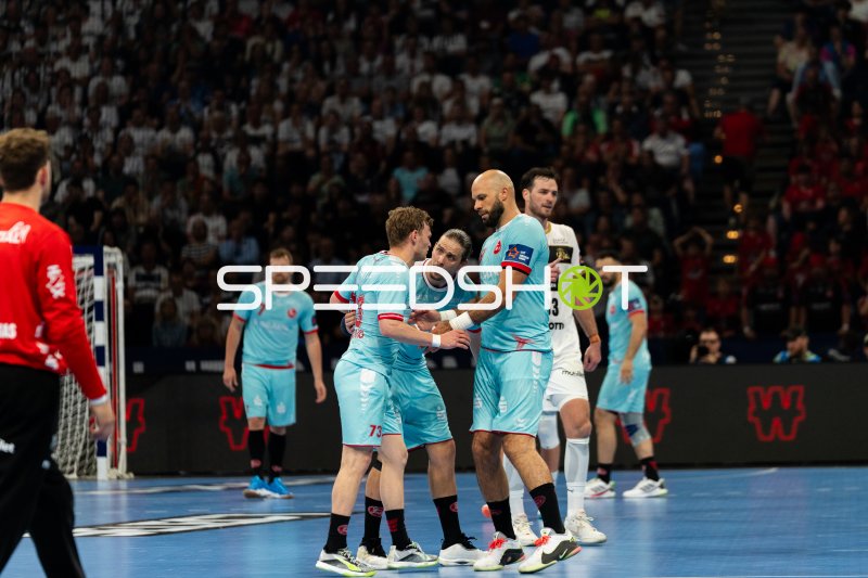 Olle Forsell-Schefvert und Adrián Sipos (#8; MT Melsungen) in Spielbesprechung
