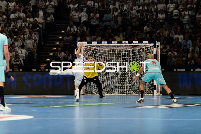 Nebojša Simić (#16; MT Melsungen) hält gegen THW Kiel