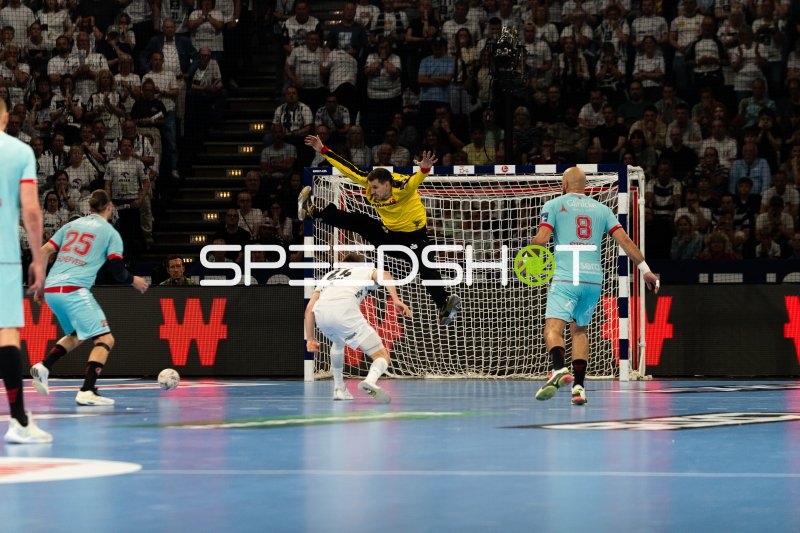 Adrian Sipos (#8; MT Melsungen) im Angriff gegen THW Kiel Torhüter