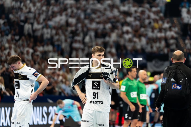Bence Imre (#91; THW Kiel) und Lukas Zerbe (#24; THW Kiel) nach Spielende