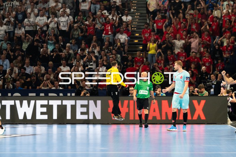 Nebojsa Simic (#16; MT Melsungen) und Magnus Landin (#7; THW Kiel) bei Spielunterbrechung