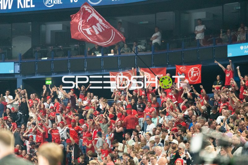 MT Melsungen Fans feiern in der Kieler Arena