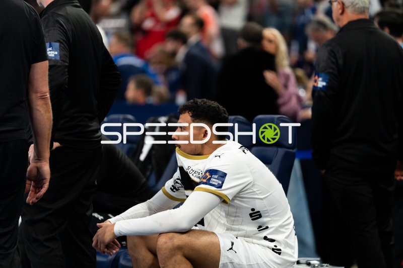 THW Kiel Spieler sitzt nachdenklich auf der Auswechselbank