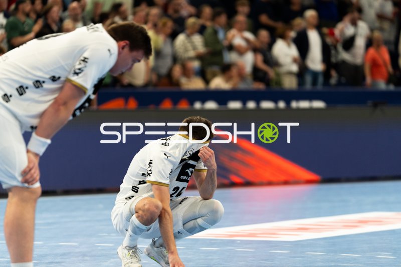 Lukas Zerbe (#24; THW Kiel) niedergeschlagen nach Spielende