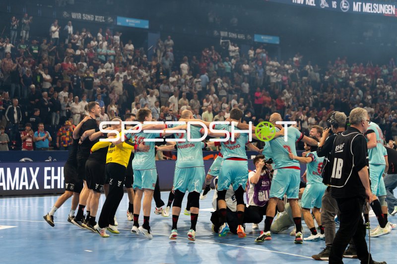 MT Melsungen feiert Sieg gegen THW Kiel in vollbesetzter Arena