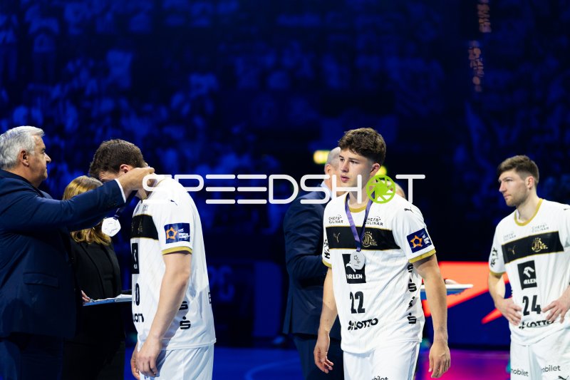 Rasmus Ankermann (#22; THW Kiel) und Lukas Zerbe (#24; THW Kiel) bei Siegerehrung