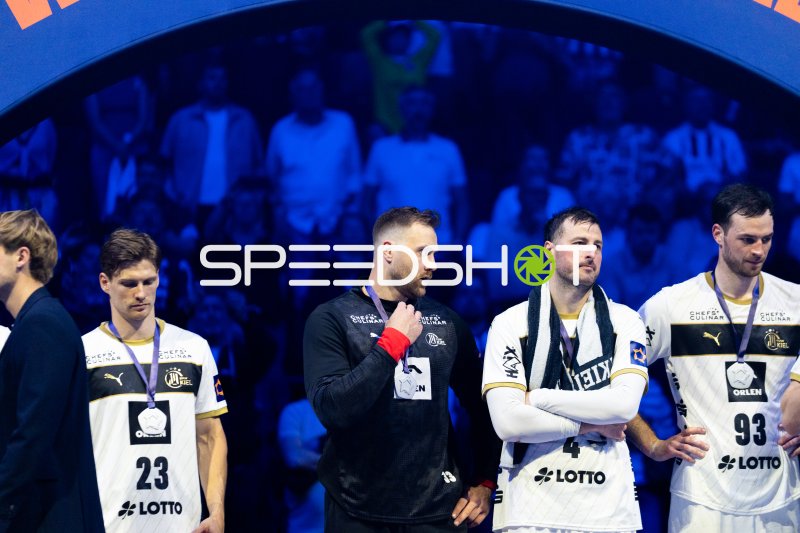Rune Dahmke, Andreas Wolff und Domagoj Duvnjak bei der Siegerehrung des THW Kiel