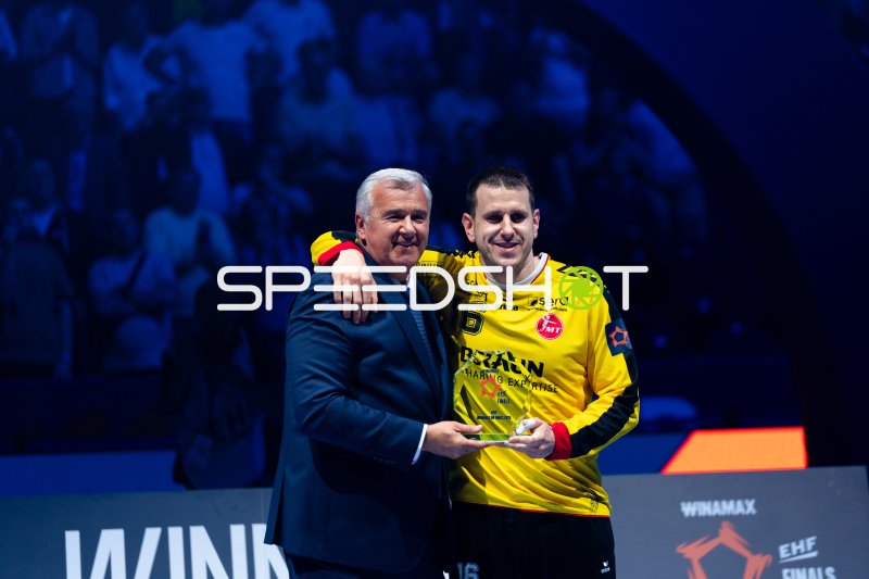Nebojša Simić (#16; MT Melsungen) erhält MVP-Auszeichnung bei EHF Finals