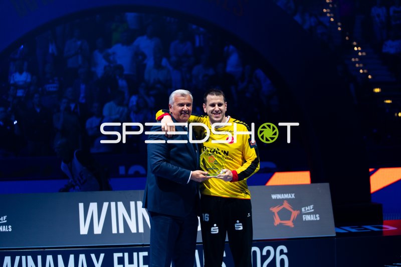 Nebojša Simić (#16; MT Melsungen) bei Auszeichnung bei den EHF Finals
