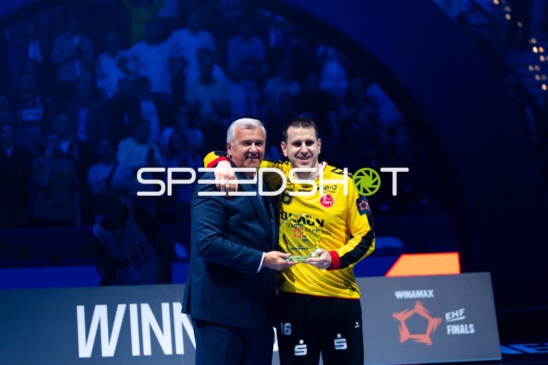 Nebojša Simić (#16; MT Melsungen) bei Auszeichnung bei EHF Finals