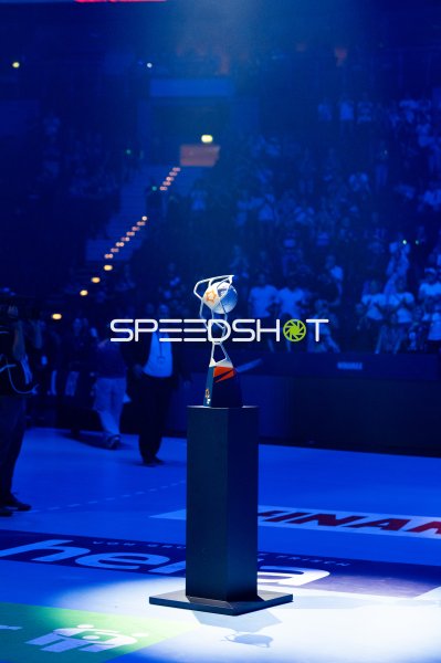 Handball-Pokal auf Podest bei Zeremonie in ausverkaufter Arena