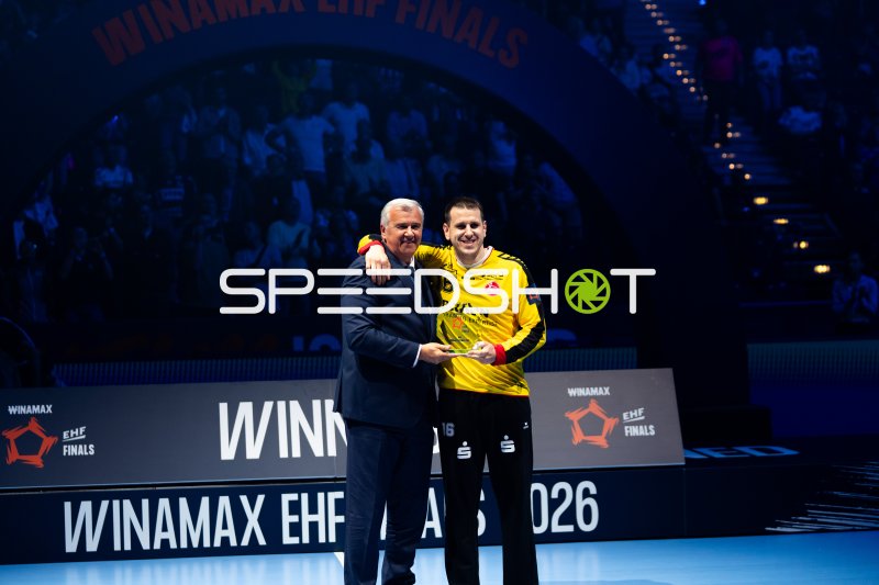 Nebojša Simić (#16; MT Melsungen) erhält Auszeichnung bei EHF Finals