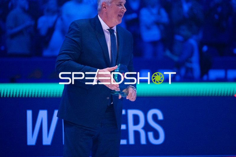 Offizieller erhält Auszeichnung bei Handball-Zeremonie