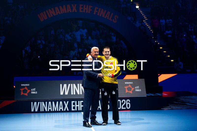 Nebojša Simić (#16; MT Melsungen) bei Auszeichnung bei EHF Finals