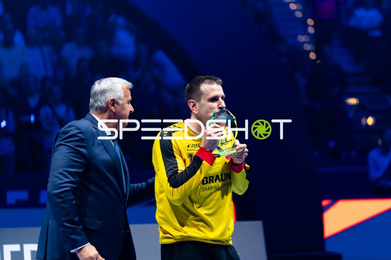 Nebojša Simić (#16; MT Melsungen) küsst Pokal bei Siegerehrung