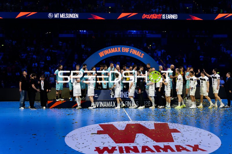 THW Kiel und MT Melsungen bei der Siegerehrung der Winamax EHF Finals