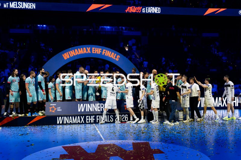 MT Melsungen und THW Kiel bei der Siegerehrung der Winamax EHF Finals 2026