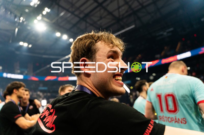 Jubel nach dem Spiel – Spieler mit Medaille in der Arena
