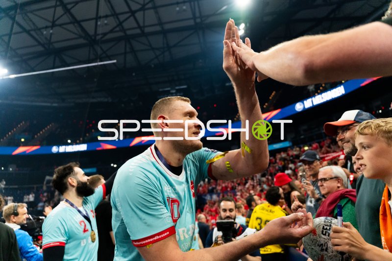 Dainis Kristopans (#10; MT Melsungen) feiert mit Fans nach dem Spiel