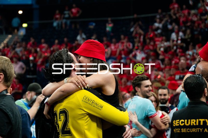 Kristof Palasics (#32; MT Melsungen) feiert mit Partnerin nach dem Spiel