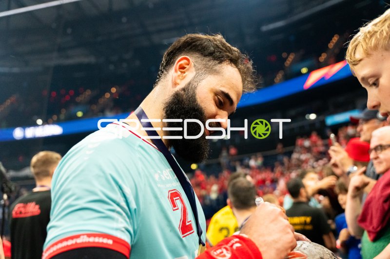 Ruben Marchan (#2; MT Melsungen) gibt Autogramme nach dem Spiel