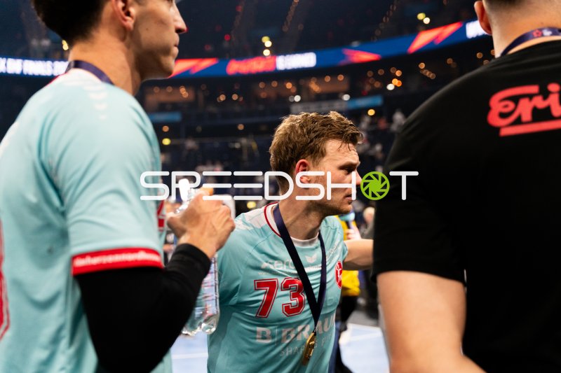 Timo Kastening (#73; MT Melsungen) mit Medaille nach Finalspiel