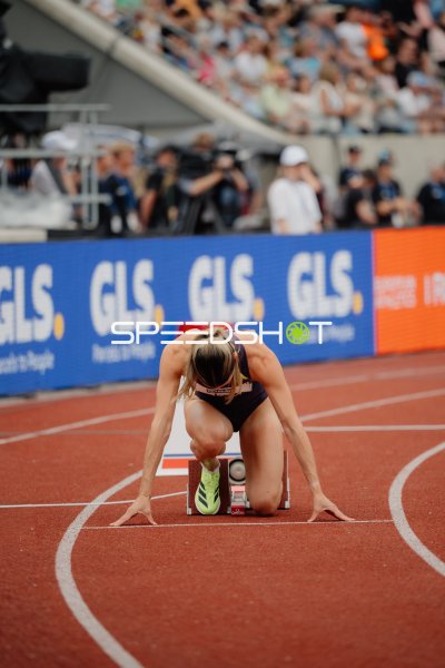 Sprinterin in den Startblöcken beim 100-m-Lauf