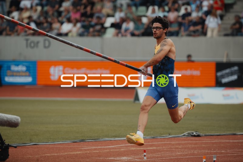 Stabhochspringer beim Anlauf im Stadion Dresden