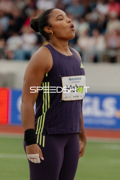 Yemisi Mabry beim Kugelstossen am Goldenen Oval