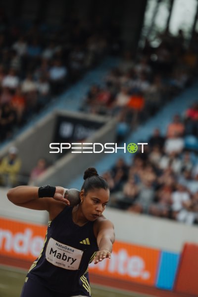 Yemisi Mabry beim Kugelstossen beim Goldenen Oval