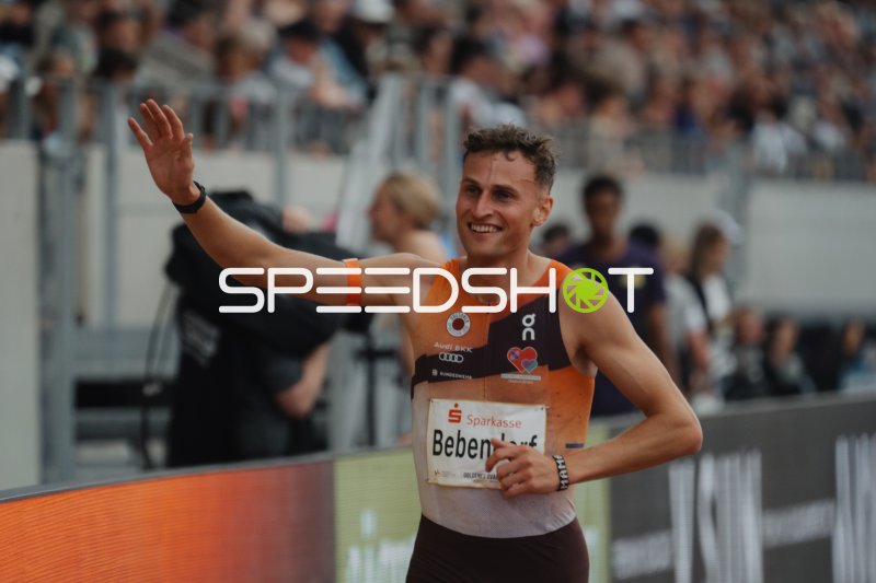 Karl Bebendorf winkt nach dem 2000 m Hindernislauf