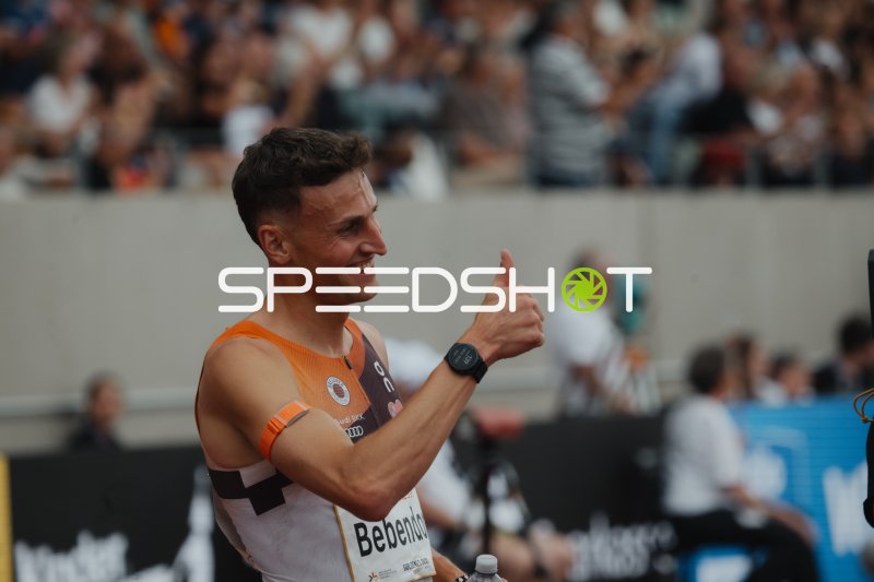Karl Bebendorf zeigt Daumen hoch nach dem Rennen