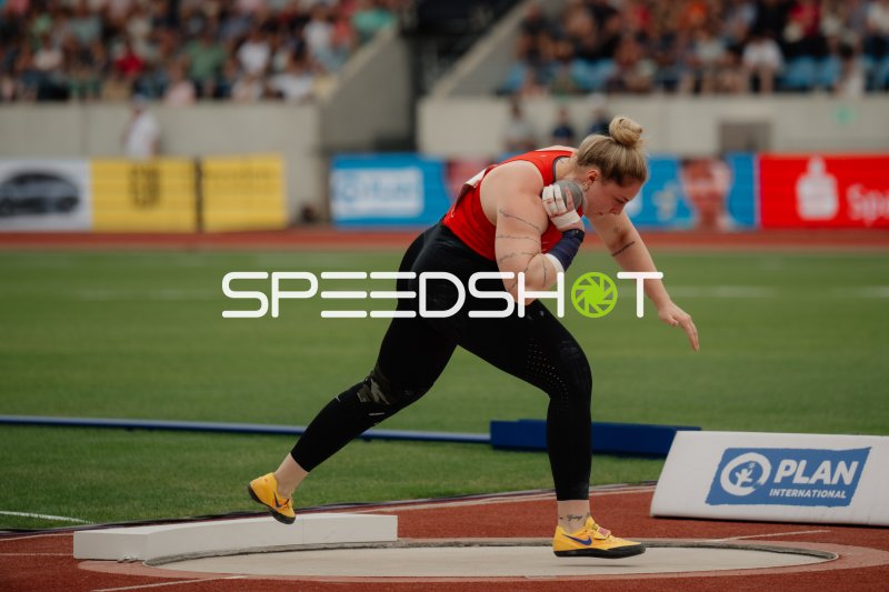 Athletin beim Kugelstossen im Stadion
