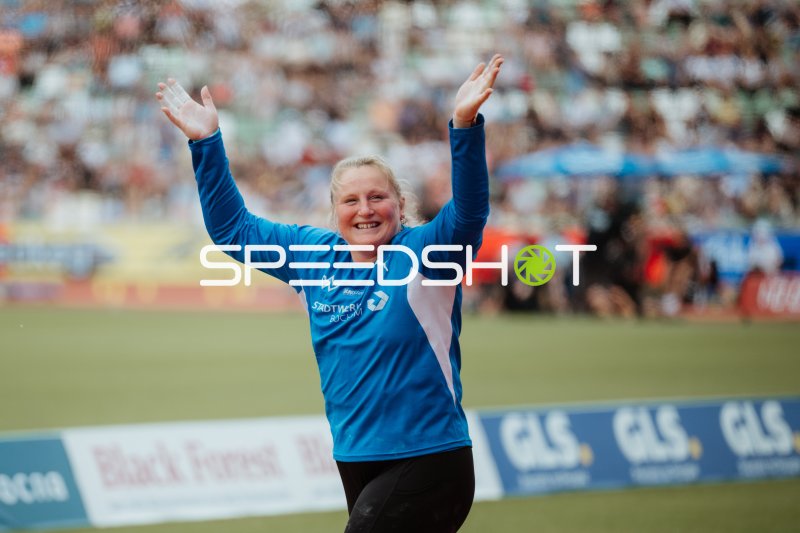 Athletin jubelt mit erhobenen Armen beim Leichtathletik-Meeting